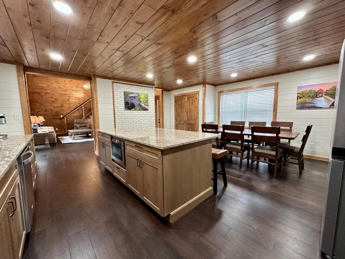Creekfront Lodge: Brand New! Пиджен-Фордж Экстерьер фото