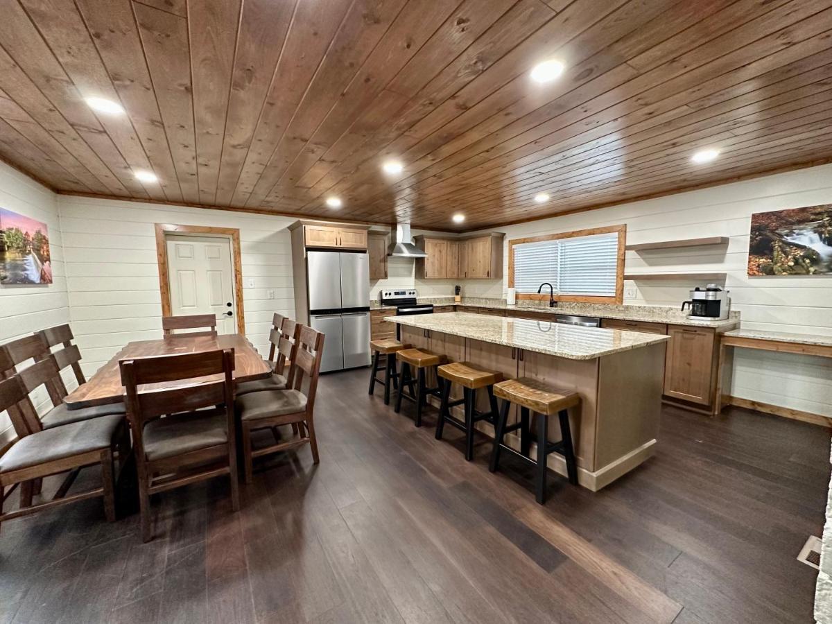 Creekfront Lodge: Brand New! Пиджен-Фордж Экстерьер фото